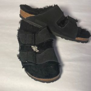 Birkenstock Arizona woman’s furry black sandals. Size 38 / US 7